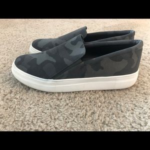 Vince Camuto camo slip on